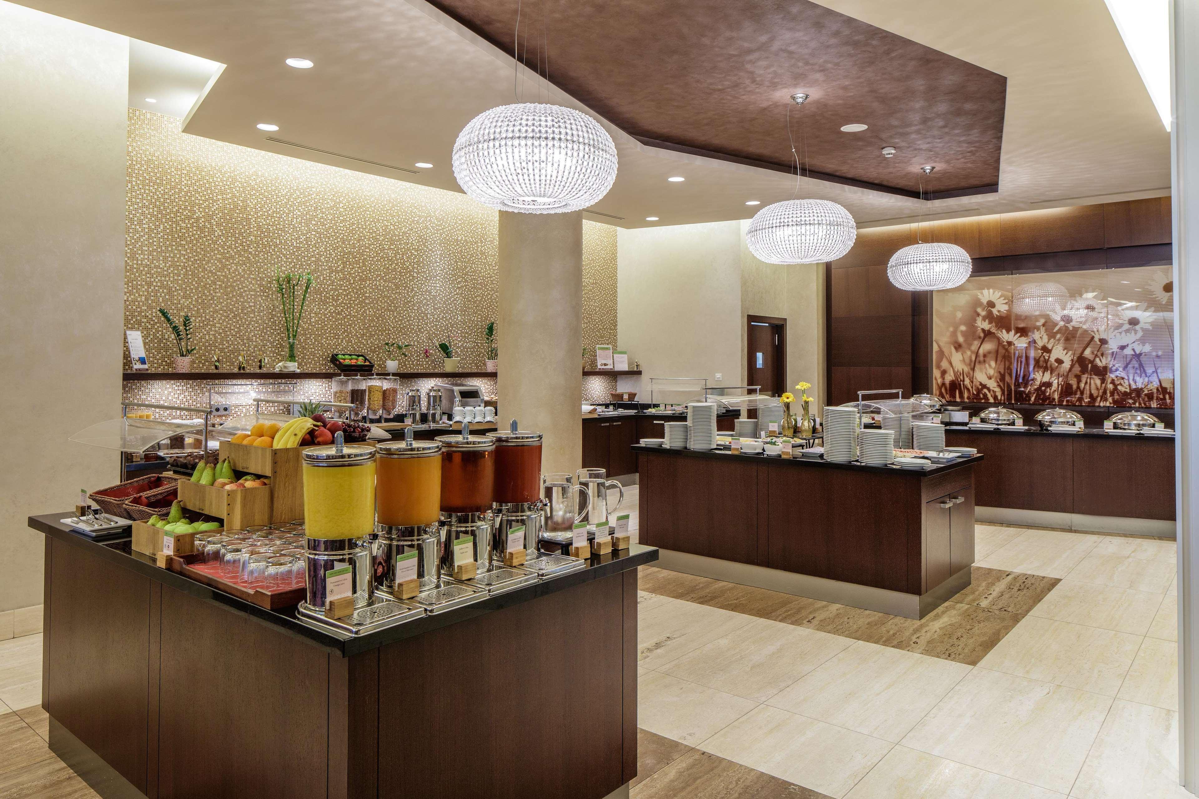 Doubletree By Hilton Bratislava Hotel Buitenkant foto