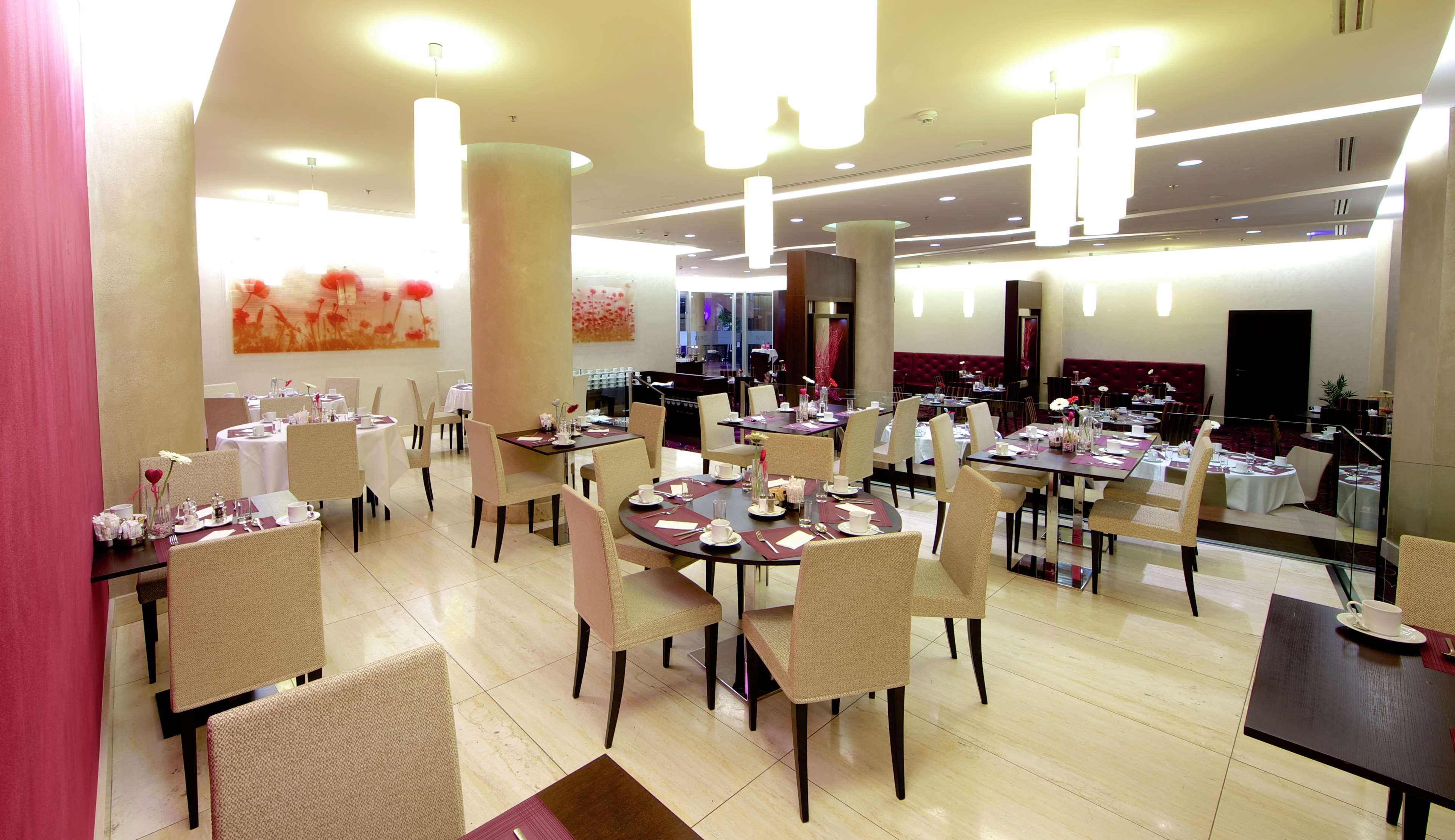 Doubletree By Hilton Bratislava Hotel Buitenkant foto