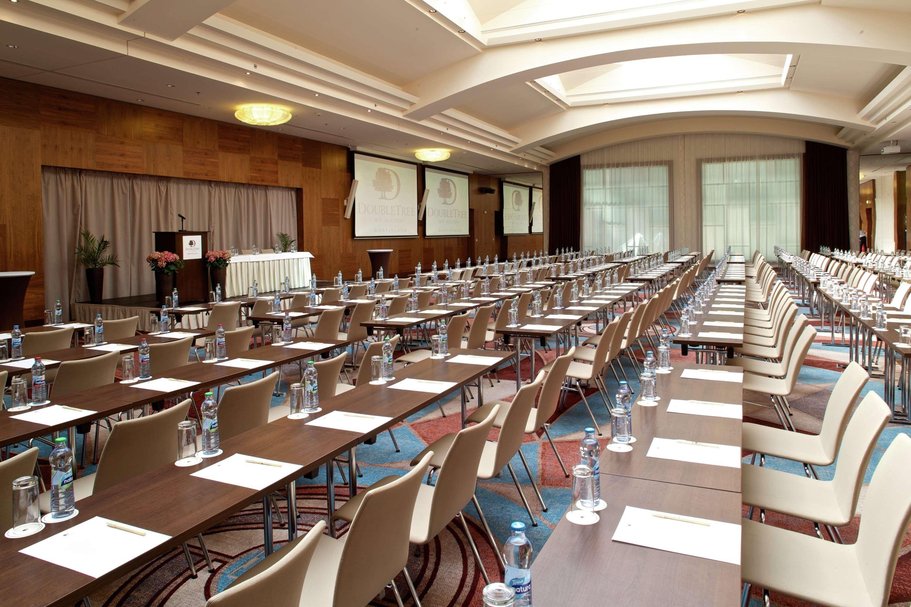 Doubletree By Hilton Bratislava Hotel Buitenkant foto
