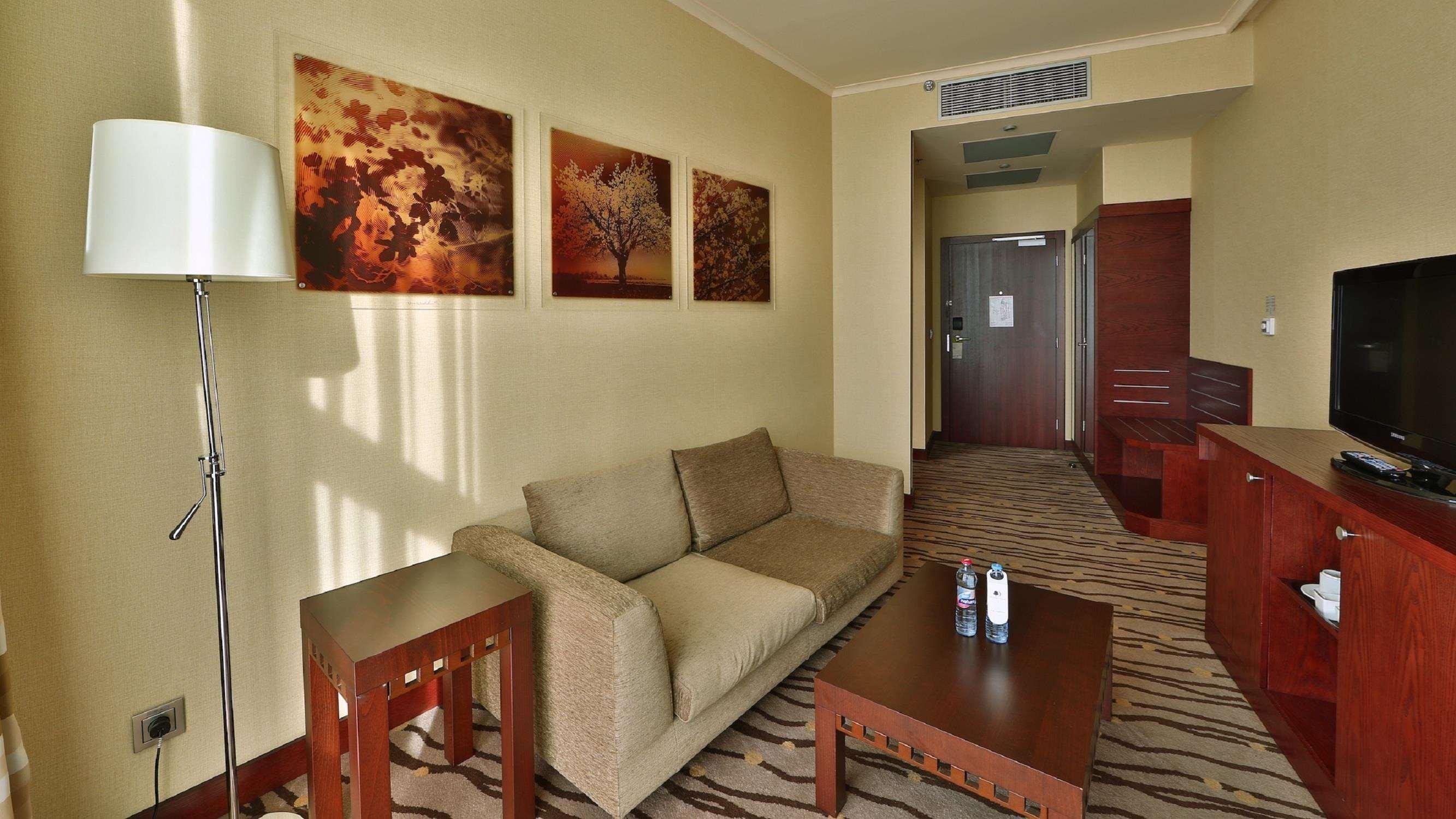 Doubletree By Hilton Bratislava Hotel Buitenkant foto